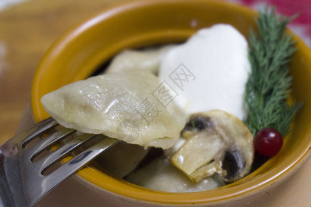 vareniki肉面团或其他馅料面粉和鸡蛋放在桌子上图片