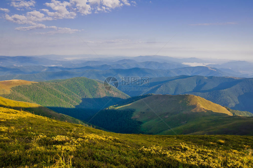 从山顶看远山和谷夏天的山景图片