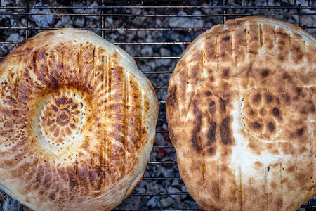 烧烤炉上的面包和开图片