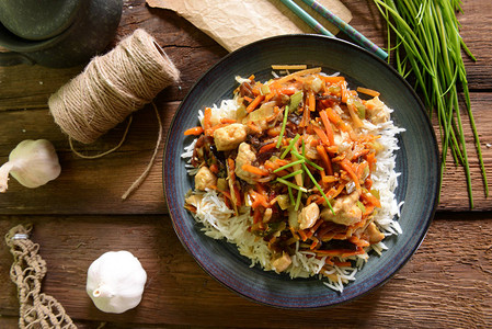 米饭配鸡肉蔬菜和糖醋酱图片