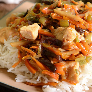 米饭配鸡肉蔬菜和糖醋酱图片