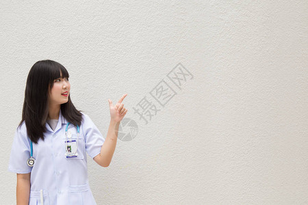 亚洲白衫女医生穿着异装外出医院工作图片