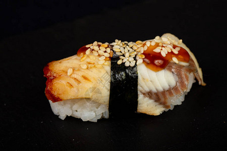 日本鳗鱼冷寿司图片