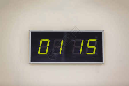 白色背景显示时间11小时12分钟的黑色数字时钟图片