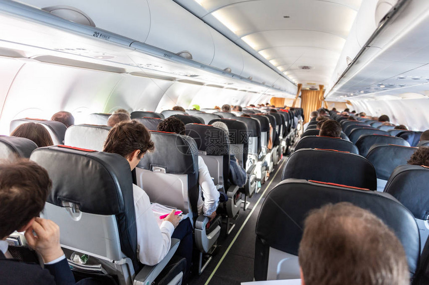 商业飞机内部飞行时座椅上乘客身份无法辨认的图片
