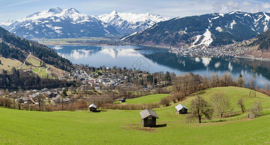 阿尔卑斯山全景与滨湖采尔和采勒湖和阿尔卑斯山的春高清图片