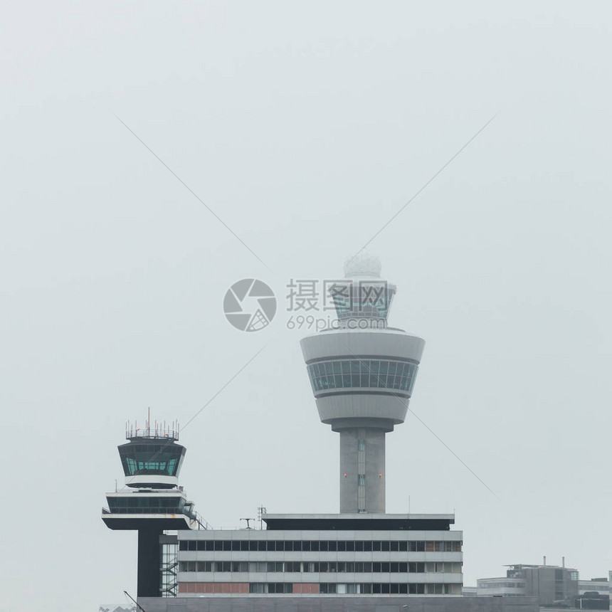 大雾天气下的机场交通管制塔图片