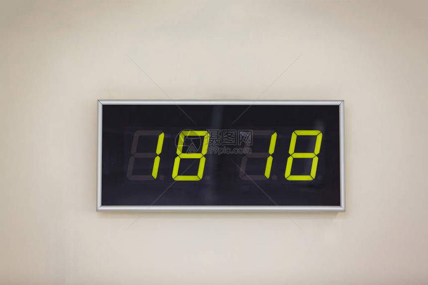 白色背景显示时间18小时18分钟的黑色数字时钟Blackdi图片