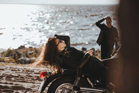 男人在海边看着她的时候却躺在摩托车上而男图片