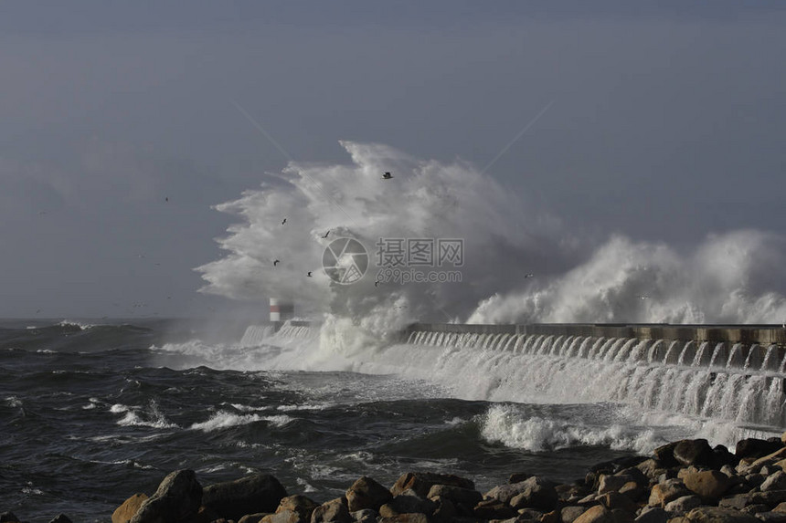 暴风大浪在下雨前从黑暗的天空中喷射图片