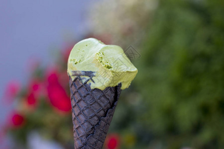 黑华夫杯中的绿色冰淇淋图片