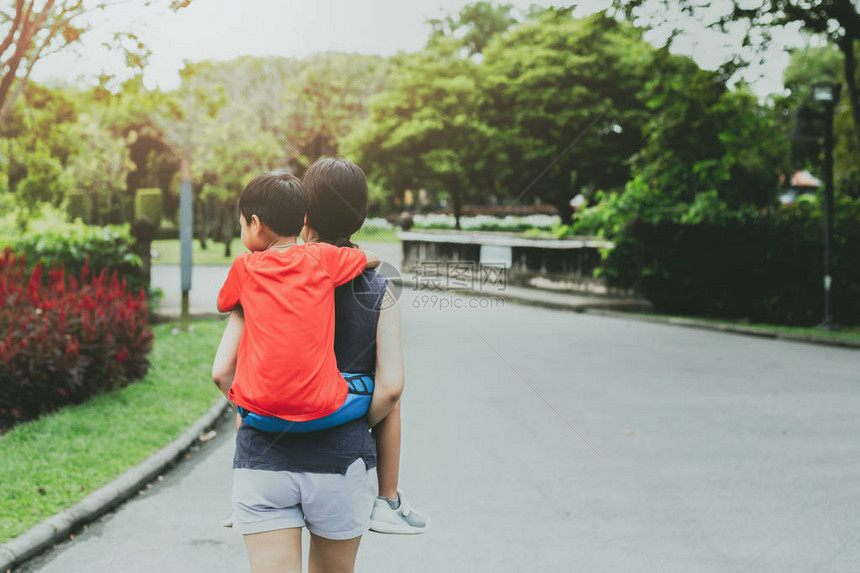 夏日公园里的母子背驮式图片