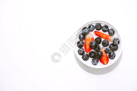 一碗酸奶和混合浆果蓝莓白底草图片