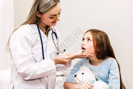 医生在医院与小女婴的喉咙进行口腔检查和检查图片