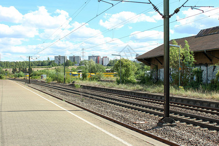 铁路轨道和车站单轨和多轨铁路等待火车图片
