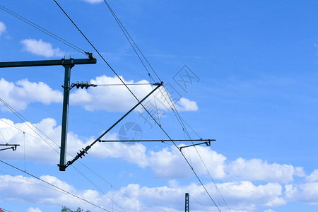 高压电气化系统上面有电线和蓝天上加铁背景图片