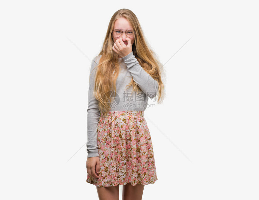 穿花裙的金发少女闻着臭味恶心难以忍受的气味图片
