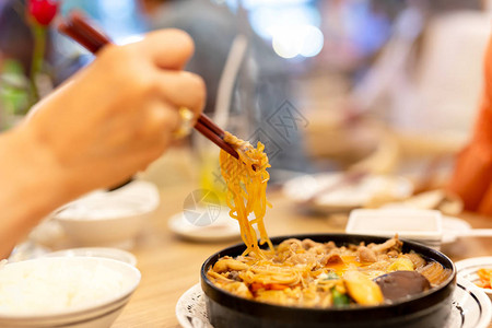 用筷子吃日本乌冬面的手图片