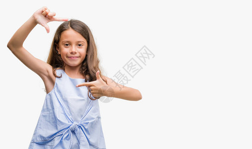 布莱奈特的西班牙女孩笑着用手和指做架子图片