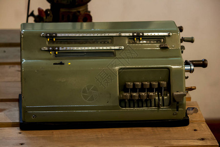 桌上的老式打字机图片