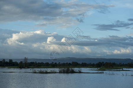 柬埔寨西北部奥达棉吉省安龙文镇的背景图片