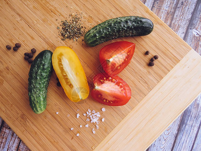 红色和黄色的西红柿切片和黄瓜放在木板上健康饮食产品有机食品样式图片