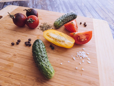 红色和黄色的西红柿切片和黄瓜放在木板上健康饮食环保产品有机食品样式图片