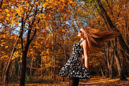 俏皮快乐的少女走在秋天的公园里快乐的女图片