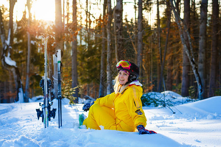 深思熟虑的女孩山上滑雪坐在滑雪的斜坡图片