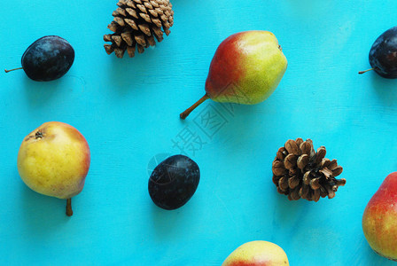 蓝色背景上的木架上的秋季水果图片