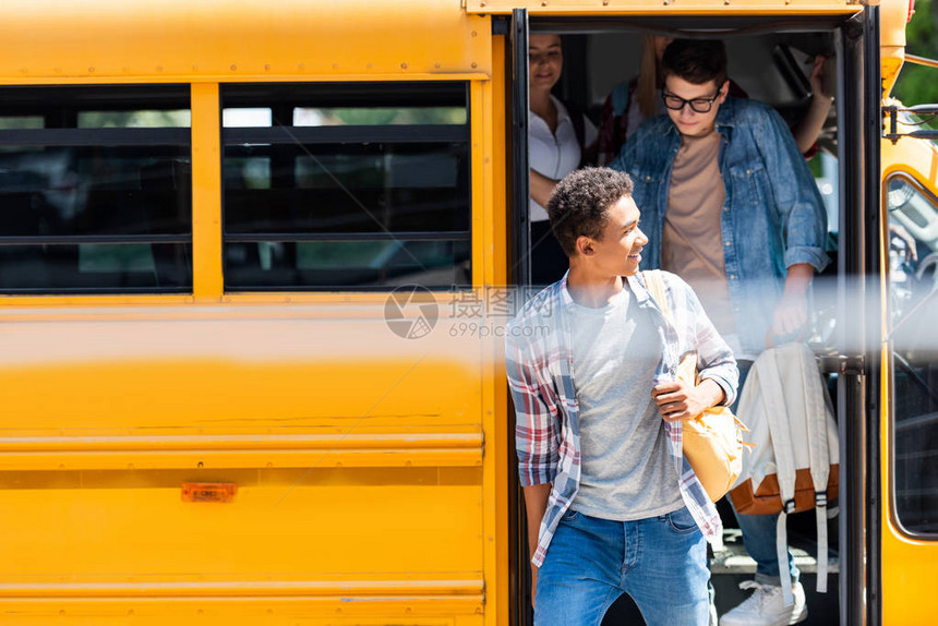 一群青少年学者走出校图片