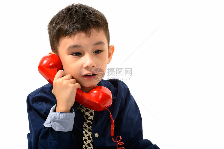 演播室拍的可爱男孩在老红色电话上图片