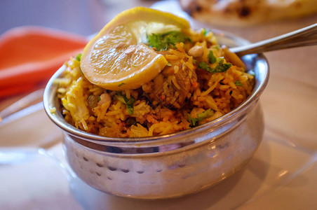 金属碗中的辣印度鸡肉biryani饭图片