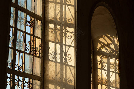 教堂的窗户阳光下图片