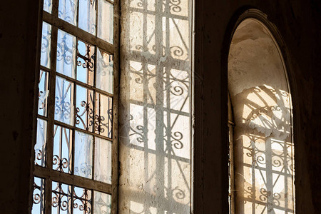教堂的窗户阳光下图片