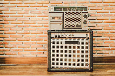 砖墙背景上的复古收音机和复古扬声器图片