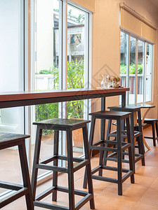 咖啡厅玻璃窗附近的木制椅图片