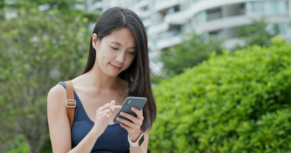 市看手机的女人图片