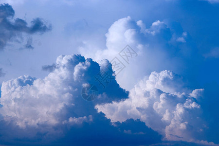 在蓝天背景的美丽的白云无边际的天空上的白云蓝天白云风景和蓝天地图片