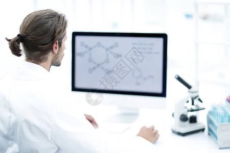在生物技术实验室使用计算机进行结构测试DNA的遗传学家研究生物实验图片