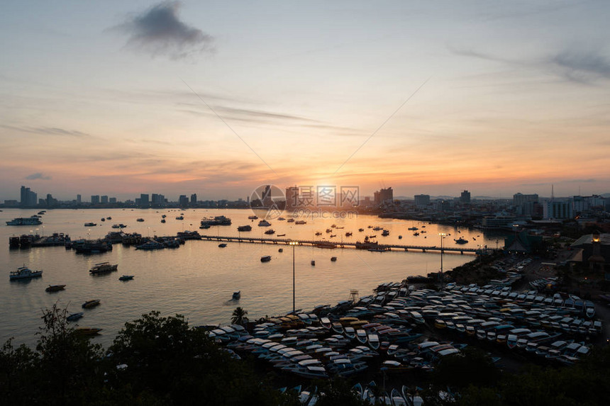 泰国芭堤雅黄昏时分的码头和摩天大楼芭堤雅市以海上运动和夜生图片