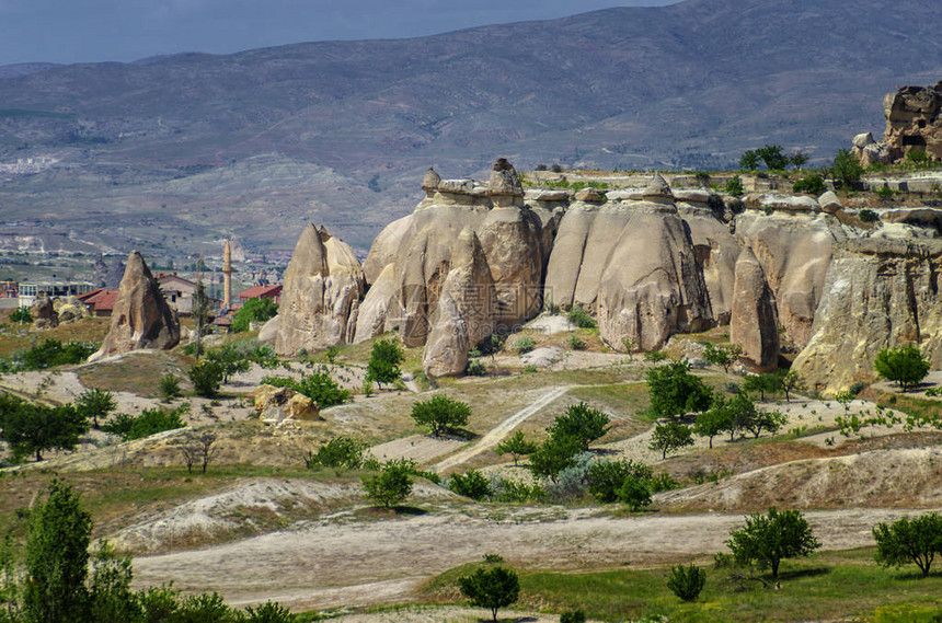 土耳其安纳托利亚地区Nevsehir省卡帕多西亚峡谷的沙石和山丘等令人印象深刻的真菌形式图片