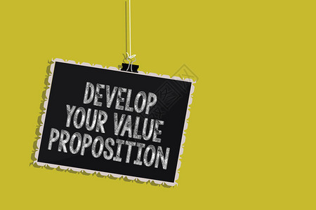 手写文本发展您的价值主张概念意义准备营销策略销售宣传挂黑板消息通信息图片
