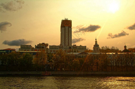 秋天莫斯科河堤岸内斯库奇图片
