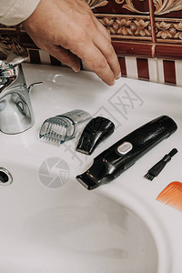 花织的洗手盆上有一串剪发夹和一套剪发机图片