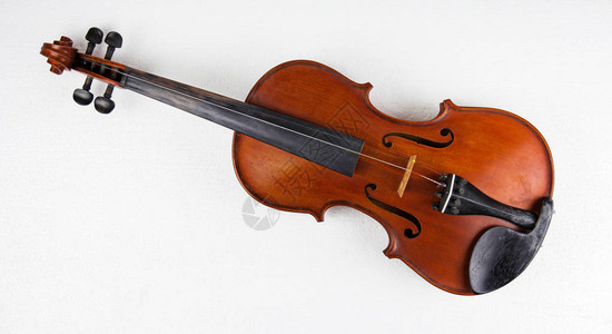 特写白色背景上的木制小提琴老旧长期使用破损图片