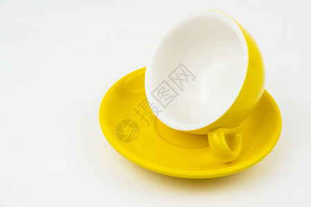 关闭的黄色陶瓷咖啡杯黄板上的平方角图片