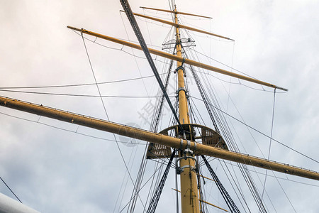 帆船的桅杆和索具图片