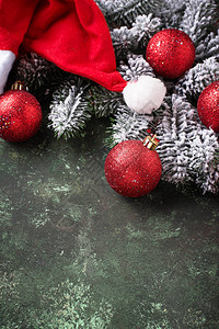 圣诞背景与树枝和球图片