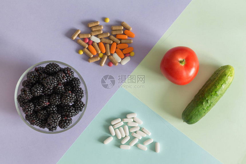 医药丸和新鲜健康水果是天然图片